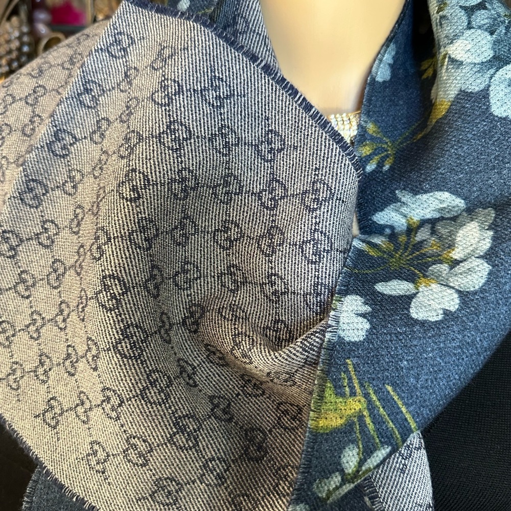 Gorgeous Gucci Wool Blooms Reversible Scarf - Picture 8 of 8